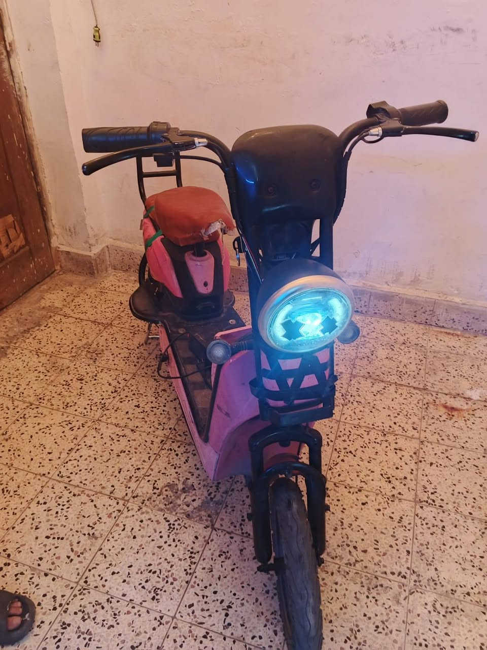دراجه شحن بطاريات كامله شغاله دراجه ناقصه ترتيبات وياها بصمتين وسويج السعر 150,000 قفل قفل قفل ويا شاحنه مكان البياع للتواصل ***********
