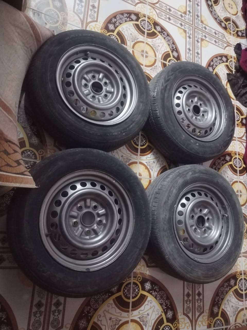 سلام عليكم وياله هنه وتاير دخم كامل تريد بس لويل عادي تريده هوه وتايرات عادي حجم ١٥ أصلي شرط الويل ***********
