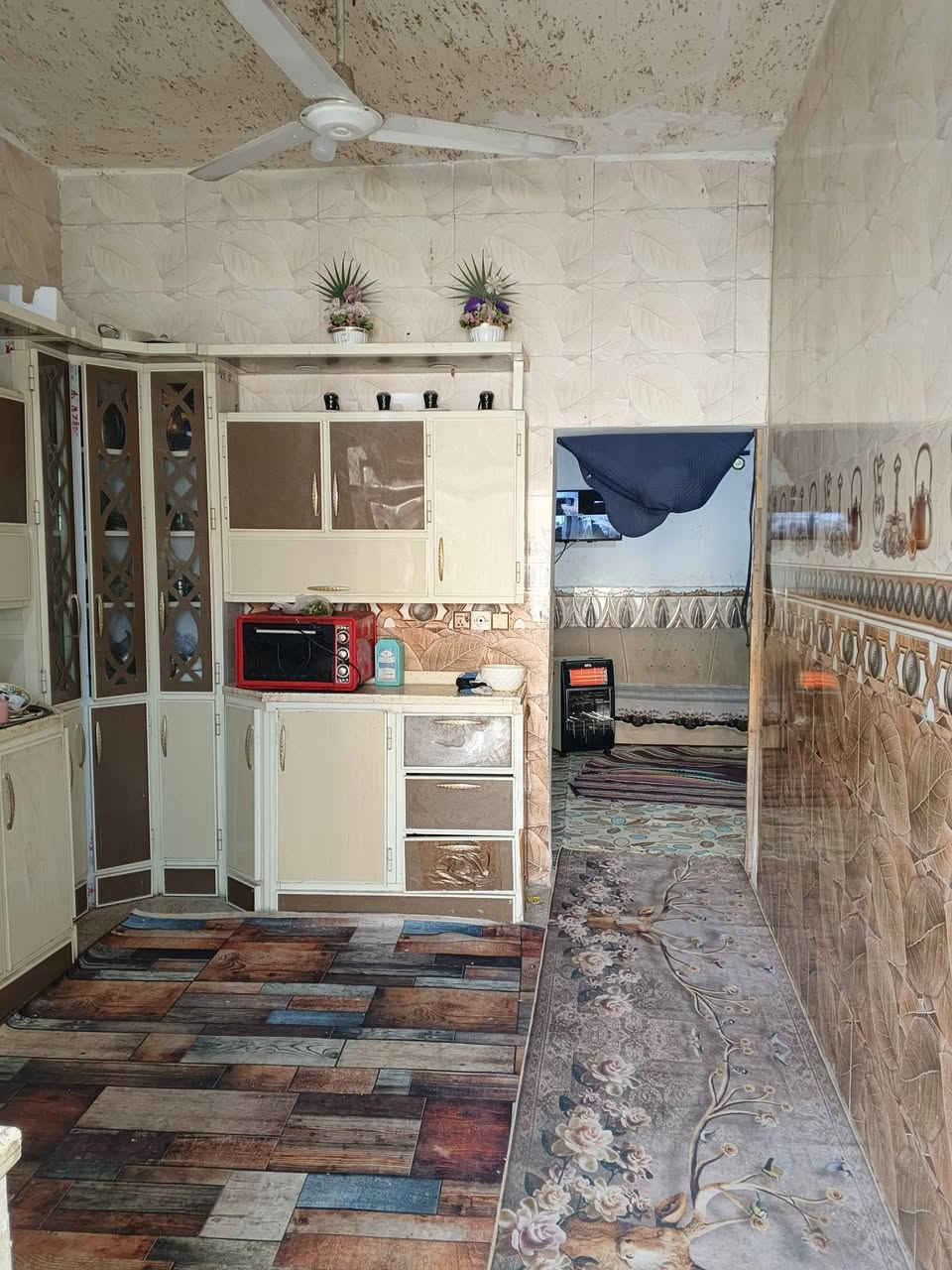 دار البيع مساحه الدار 180 متر طابقين المعاره حي السجاد شارع حسين ابو دهن السعر 60 بي مجال للاستفسار الاتصال على رقم ***********
