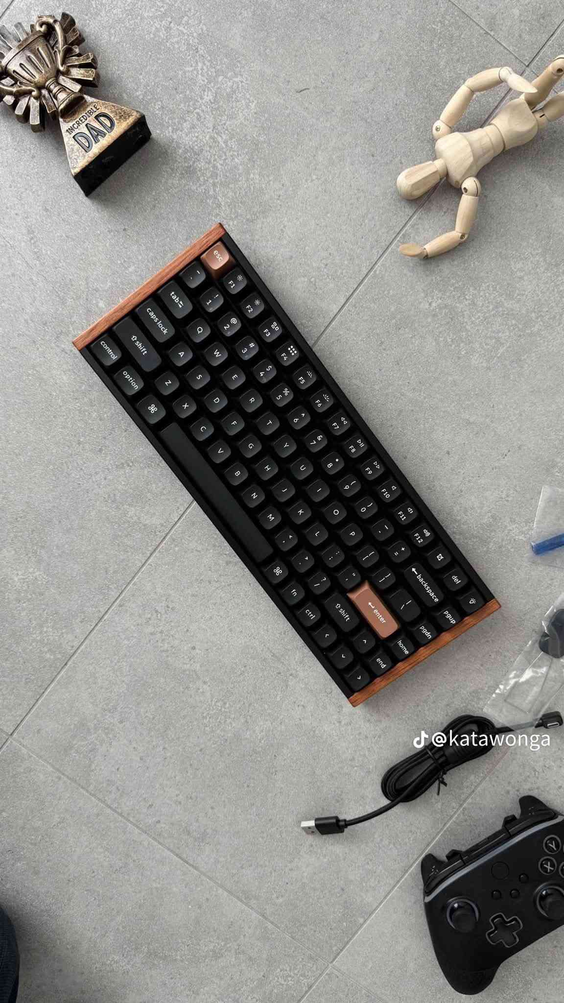 ⌨️🔥 Keychron K2 HE – كيبورد مغناطيسي احترافي لعشاق السرعة والدقة 🎮
⚡ تجربة مختلفة مع تقنية Hall Effect والمفاتيح المغناطيسية من Gateron!

🌟 أبرز المميزات:
🔹 مفاتيح Gateron Magnetic Hall Effect لاستجابة فائقة السرعة 🎯
🔹 إمكانية تخصيص Actuation Distance لكل مفتاح
🔹 دعم تقنية Rapid Trigger للألعاب التنافسية 🚀
🔹 اتصال ثلاثي: Bluetooth + 2.4GHz + USB-C
🔹 تصميم 75% مدمج يوفر مساحة أكبر للمكتب
🔹 مناسب للـGaming والاستخدام اليومي 💻🎮

💥 سرعة + دقة + تحكم كامل بتجربتك!

📦 متوفر الآن
🚚 توصيل إلى كافة محافظات العراق 🇮🇶

📲 للحجز والاستفسار:
***********

نص مكتوب في الصور:
- @katawonga
- @keychronvietnam