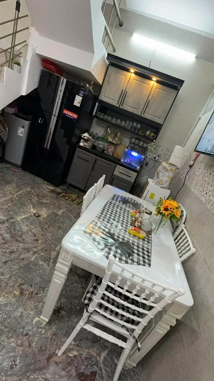دار للبيع بناء حديث🏠
 المساحة: 50 متر مربع (بناء حديث)
 الموقع: بغداد – الشعب / حي البساتين
تفاصيل وتصميم الدار: الواجهة 5 و النزال 10 م
 🛏️ 3 غرف نوم واسعة
 🛋️ استقبال مستقل
 🍳 مطبخ بتصميم حديث
 🚿 مجمع صحيات عدد (2)
📞 للاستفسار والتواصل:
***********
📍 مكتب المصطفى للعقار
بغداد – الشعب / حي البساتين
أهلاً وسهلاً بكم في أي وقت للمعاينة والاستفسار!
