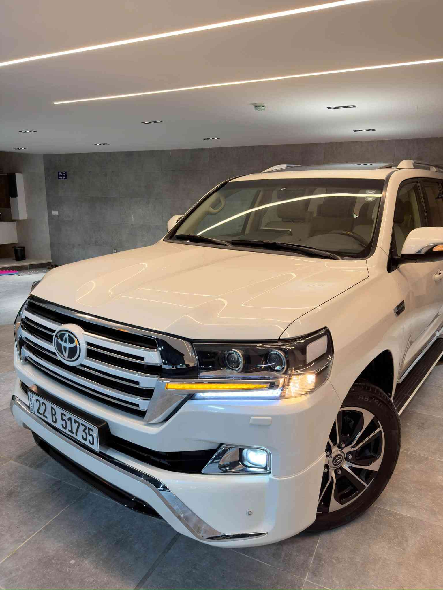 لاندكروزر V8 • ٢٠١٨ • ٩٨٠٠٠ كم