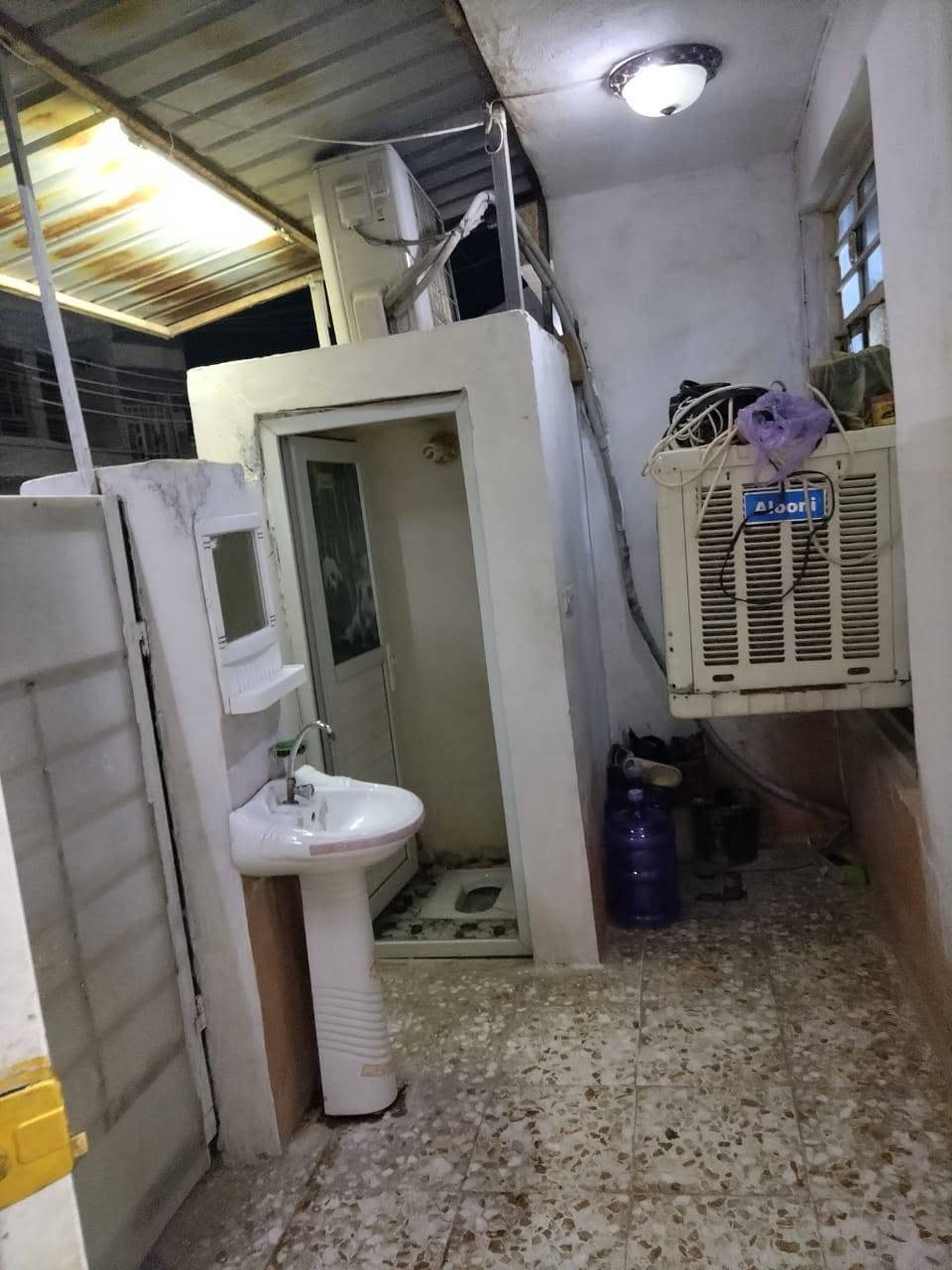 بيت مساحه 100 متر بيع مستعجل بيت كامل خدمات حي المصطفى شارع البهادل البيت مأجر ب 400,000 والبيت غير مشمول بلكص 
للأستفسار الاتصال/***********
