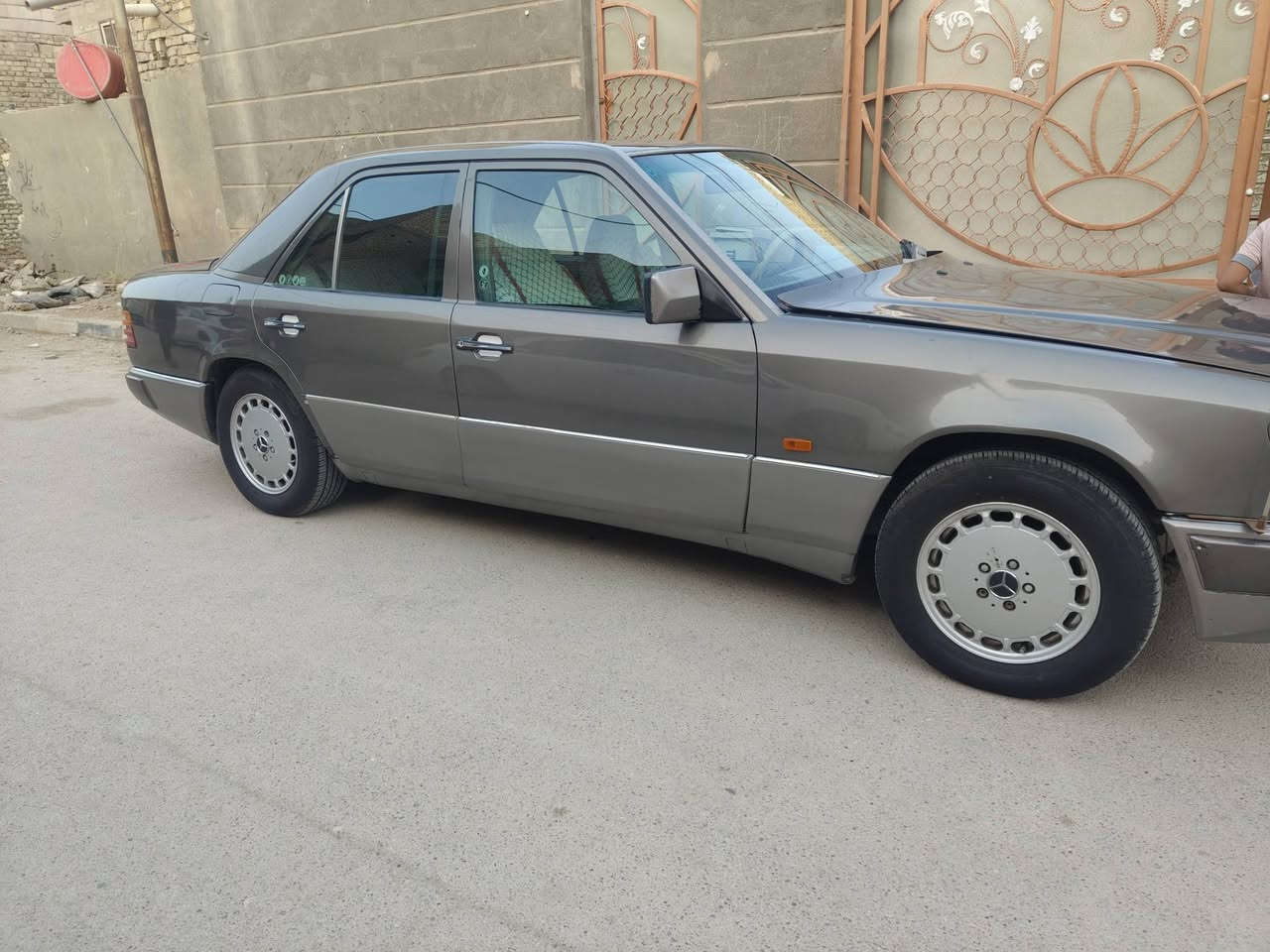 يارزاق
مرسيدس دب موديل 1991 لون رصاصي فيراني رقم انبار بسمي محرك خراطيم 320 جديد قبل ستة اشهر شاده تبريد ثلج منضومه جديده صدر جديد تخم تاير جديد للبيع او المراوس بشبح السعر 65 المكان الناصرية  اي تفاصيل اتصل وبخدمتك على الرقم***********
