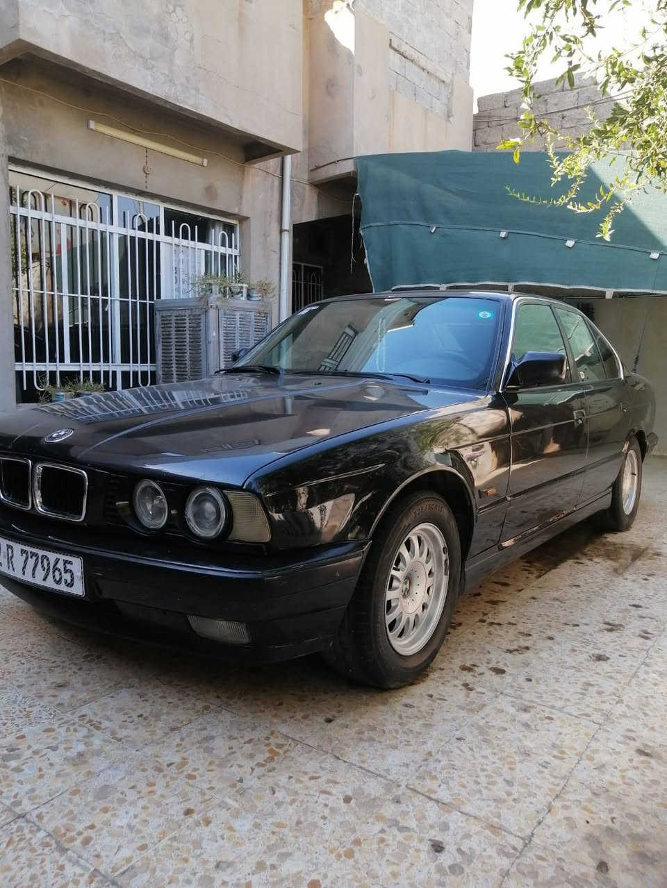 بيئم 525 اسود كير عادي محرك وكير شرط محرك 20 كبس عليها  صدر خلفي وامامي جديد لايت زينول منضومة جديده وايرمنيه كلها شغاله سيارة جاهزه مايعوزها شي مكاني موصل السعر 42 وبيها مجال بصيط خاص ما اجاوب الشراي يتصل ***********
