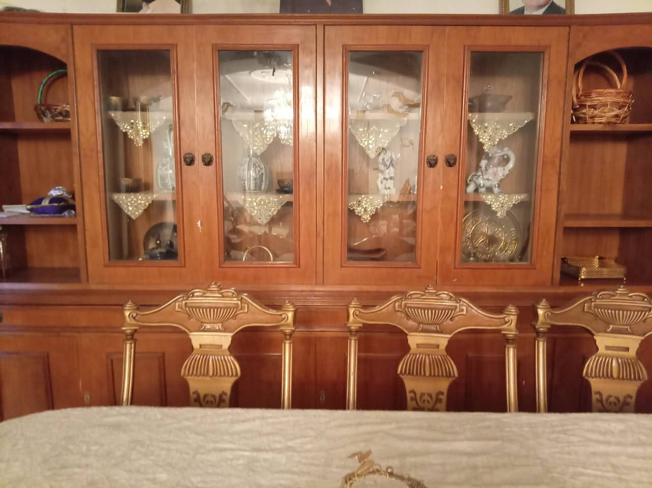 بوفيه صاج شغل درجه اولى للبيع عباره عن قطعتين منفصل طابق الأرضي برهم ميز فراش أيضا
***********
