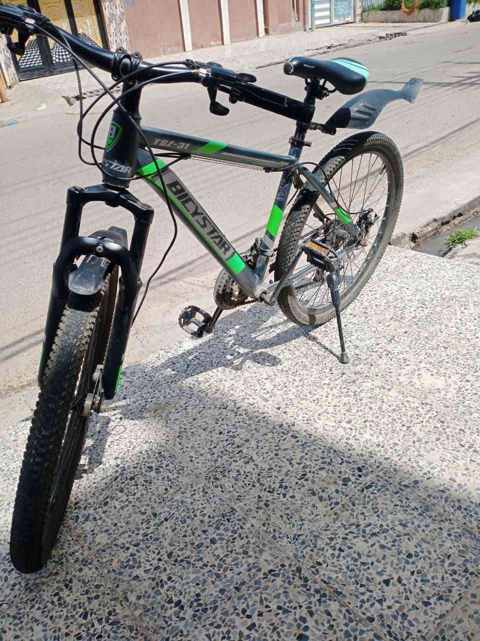 الماركة: Bicystar
• السستم: Shimano بالكامل (كير + بريكات + ناقل        -------حركة 7 سبيد V-Brake) دسكات بريك
 • حجم البايسكل: 26
 • التايرات: رياضي تايكر Tiger الأصلي – نقشة ناعمة
 • الويل: رياضي Zoom
 • نسبة النظافة: %95
 • البايسكل شبه جديد، استعمال قليل جدًا
 • جاهز للاستعمال بدون أي صرف
التواصل ***********
