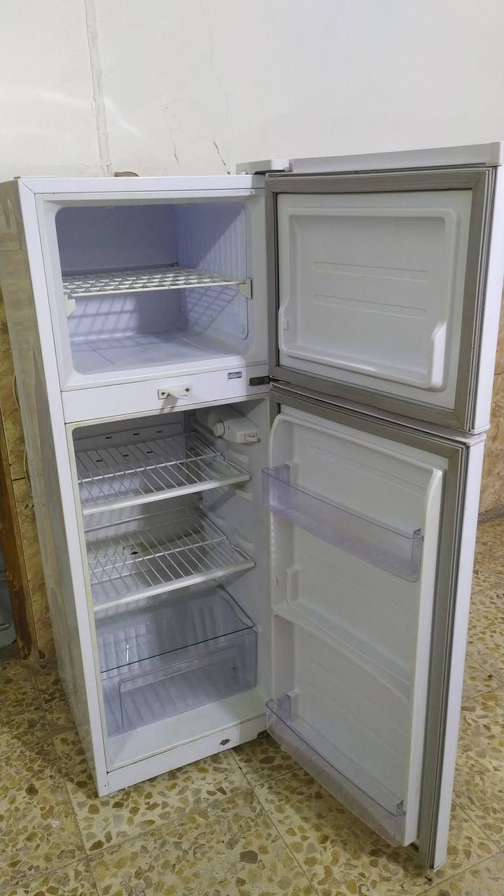 ثلاجه حجم وسط نضيفه وشغاله وتجمد السعر ب100الف نهايته العنوان كربلاء حي الغدير

