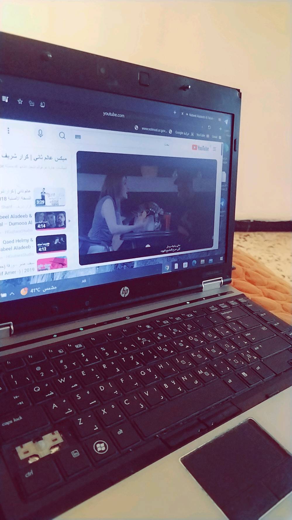 ب40 جوه السوك حاسبه نضيفه
هذا الحاسوب المحمول هو من سلسلة HP EliteBook / ProBook (بالتحديد طراز مثل HP EliteBook 8460p أو HP ProBook 6460b).
​1. اسم الجهاز:
​HP EliteBook 8460p (أو HP ProBook 6460b).
​2. المواصفات العامة لهذا الطراز:
​المعالج (CPU): Intel Core i5 أو i7 من الجيل الثاني (مثل Intel Core i5-2520M).
​الذاكرة العشوائية (RAM): تأتي غالباً بـ 4 غيغابايت إلى 8 غيغابايت DDR3 (قابل للتحديث).
​التخزين (Storage): قرص صلب HDD بسعة 320 غيغابايت / 500 غيغابايت أو SSD مفعل لاحقاً.
​الشاشة: بحجم 14.0 بوصة وبدقة 1366 × 768 بكسل.
​كرت الشاشة (GPU): Intel HD Graphics 3000 مدمج.