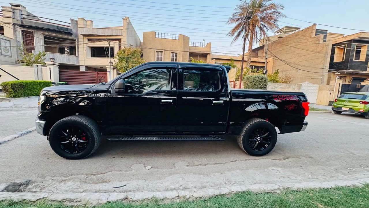 بسم الله الرحمن الرحيم
FORD F150 XLT 2016
الوحش للبيع حادثها باب خلفي يمين وجاملغ خلفي صبغ 3 قطع باب وجاملغ وباب البدي ايرباك برده فقط ماشيه 156 الف كيلو حقيقي محرك V8.  5000 جبار وعلى وضع الشركة شرط ما مفتوح برغي بي كير تعليك المرغوب ارغب فئه بالتراكات السياره عليها ادامه كامله يم الشركة صدر جديد كامل مبدل منظومه تبريد من البنيد إلى الدشبول مبدله جديده وشرط كله من الشركة وكل الفواتير موجوده وتكدر تدك رقمها بالشركة تطلعلك كل التفاصيل السياره مرفعه 3انج ترفيع اصولي بدون تحويرات وشرط الطسه ناعمه تخم تاير جديد يوكاهاما اصلي من الاخير حتى ما اطول السياره مخدومه خدمه كامله والعبره بالشوف مو بالكلام تجي تشوف بعينك وتحكم 
الداخل كنتارا وجلد فصال رابتر حضن 
بجم رابتر
دوسات رابتر 
بكلايت رابتر
عليها منظومه غاز إيطاليه 80لتر حكوميه يعني انسى شي اسمه صرف وأنسى الأزمه وأنسى المحسن والسوبر وكل هاي اللغوه
السياره جاهزه من كل التفاصيل مابيها اي نقص
اسف على الاطاله بس التفاصيل هواي وحاولت اختصرها
السعر 200 ورقه 
مكان السياره بغداد
***********
اخوان لتقارنها باي وحده ثانيه لان السياره مصروف عليها وهي احلى من الصور تشوف وتحكم بغداد, العراق
