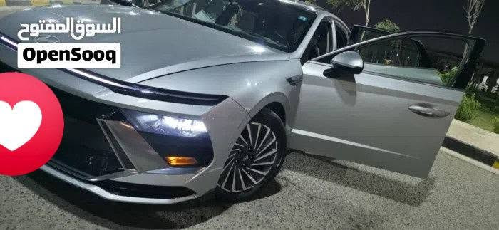 اعدا نشر بعد تخفيض سعر

السلام عليكم سوناتا هايبرد 
للتفاصيل... 

وارد امريكي حادث الچاملغ الايمن راجع بارد نفسه فقط خشم الچاملغ نفس راجع بارد  بي صبغ قليل وبالعراق صار بيها بارد اقل من حادث امريكا طخة كد اصبيعين هم بارد  السيارة فول لمتد اعلى فئة 

 الممشى 65 كم

 موديل 2024

 حجم المحرك 2.0L  هجين  

 مفتاح التشغيل بصمة 

 اريل نفكيتر 

حساسات أمامية 

حساسات خلفية 

لايت زينون + LED متصل 

 بك لايت LED متصل 

 دخول بصمة ذكي 

 حجم الاطار 17

 ويل كب 17

 4 دسك

 حساسات ضغط الاطارات 

 المرايا قابلة للطي

شفتات بالستيرن

نظام خرائط كار بلي اوتو اندرويد من دون كيبل يربط وبكيبل يربط 

عدد AIR BAG 6

 هاند بريك كهرباء 

ا ABS 

 دشبول شاشة

 شاشة 

 كاميرا دوارة 360°

الانارة الداخلية LED 

 مقود جلد حياكة 

 مثبت السرعة Cruise 

 المودات والاوامر الصوتية 

ا Bluetooth    

شاحن هاتف Wireless 

مخرج منفذ الطاقة usb 

فحص نظام السيارة 

تتسع المقصورة ل 4 ركاب

المقاعد جلد اسود وللحماية دوشمتها ارضية وكشنات لون اوت وايف

حركة المقاعد الأمامية كهرباء 

!!️ المرآة الوسطية أوتو

 تبريد شاشة مناخين منفصلين 

 قطعتين تبريد 

 أوضاع القيادة Drive Mode Sbort

صندوق كهربائي فتح سد من الجنطة نفسها ومن عند السائق

كامرات مع تشغيل الاشارة اليمين واليسار

التشغيل عن بعد من البصمة

التقديم للامام والترجيع للخلف من خلال البصمة 

بانوراما 

رقم بغداد بسمي موقع السيارة البصرة 

الون فضي

 أوتو هولد Auto Hold  

 نظام مانع الانزلاق 

حاملات الأكواب

 تطعيم الدواخل بالخشب الطبيعي 

شاصي ؛ KMHL54JJ1RA087584

السعر المطلوب 200 السعر السابق 225 
للاستفسار :-
***********

نص مكتوب في الصور:
- السوق المفتوح OpenSooq