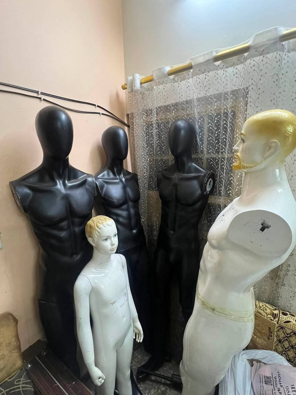 ديكور محل كامل للبيع
مع استاندات عرض ملابس  عدد ٣ 

شبجة عرض احذية 

تعاليك + ملكانات ٣ اسود ٣ ابيض مع ملكان صغير اطفال 

العنوان بغداد كرادة داخل 

***********
