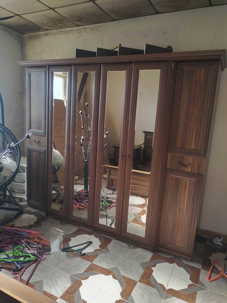 غرفة اخشاب كلش نضيفه للبيع بسعر مناسب 
للستفسار ***********
