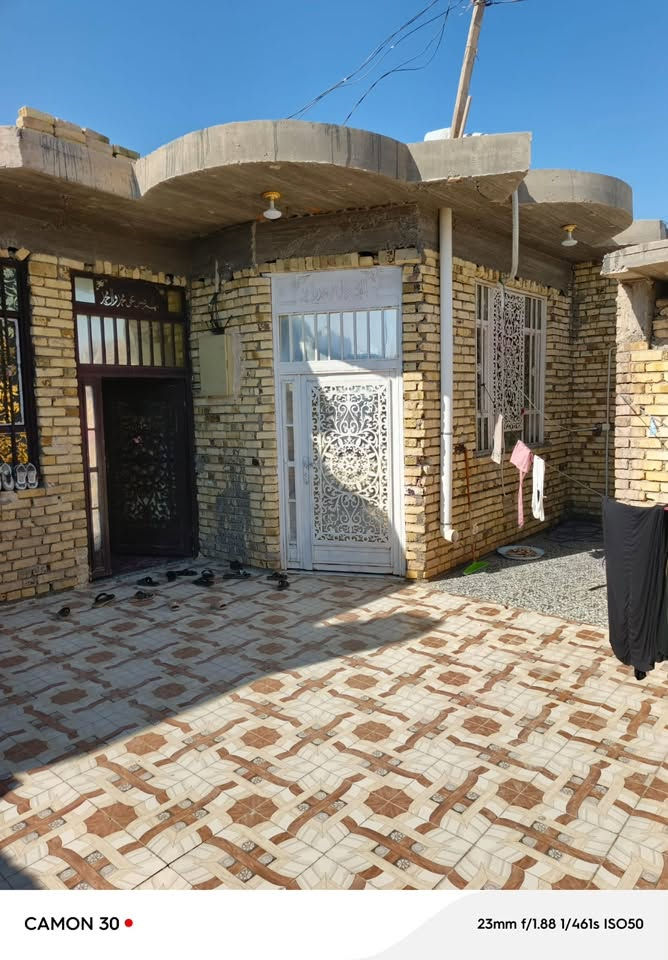 السلام عليكم 
بيت طابو صرف للبيع 
المساحة الكليه 260
الموقع صوب بني ركاب نهاية سايدين مشروع الماء الكبير على اليمين
بناء جديد بي تلث محلات 
للاستفسار ***********
