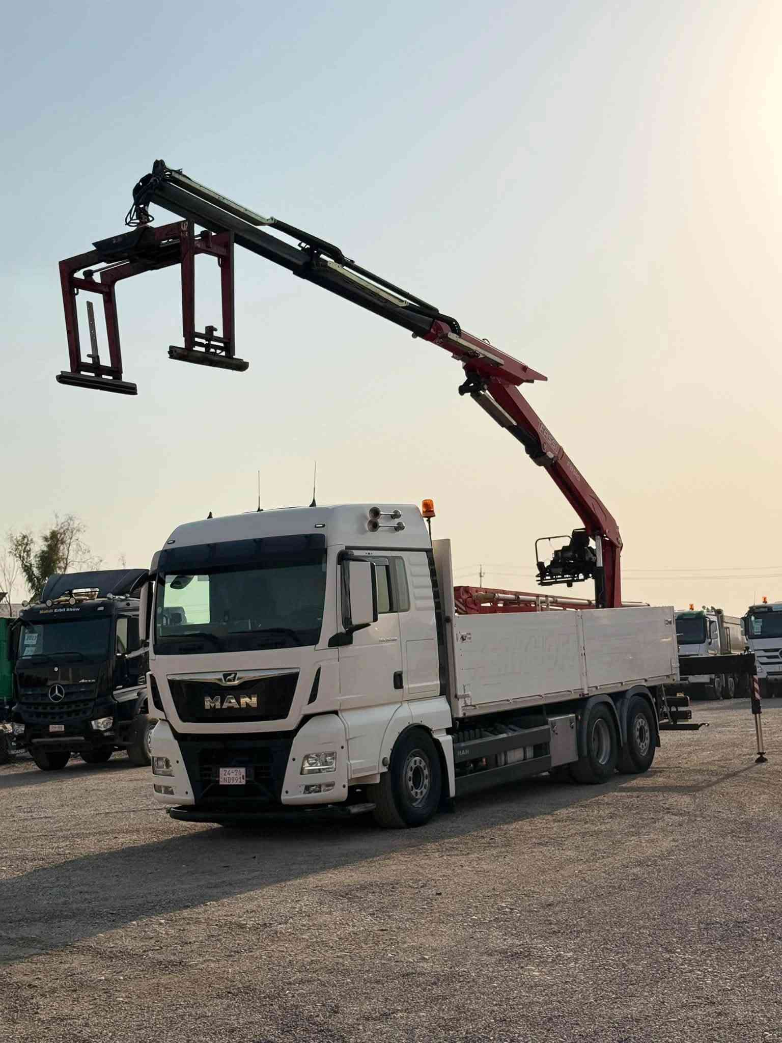 معرض مهدي اربيل
نوع : مان كرين بلوك
موديل : 2018
حجم :TGX 26.460 
ألون : ابیض
مواصفات: مان كرين بلوك بيلادي فول فول موسفات  دبل قمار كامير حساس كامير صفح خلفي رتايدر تبريد سلاج شاش كبير هور بيلادي كدام جبليس استيرن دوار بيلادي كرين فاسي حجم 195 ليفر حفار 2 سيلايت توب كماش جايز سيار مكفول من كولشي
گير :كهرباي 12 نمر
 العنوان : اربيل  قوشتب تريق كركوك  معرض مهدي اربيل 
***********
***********
