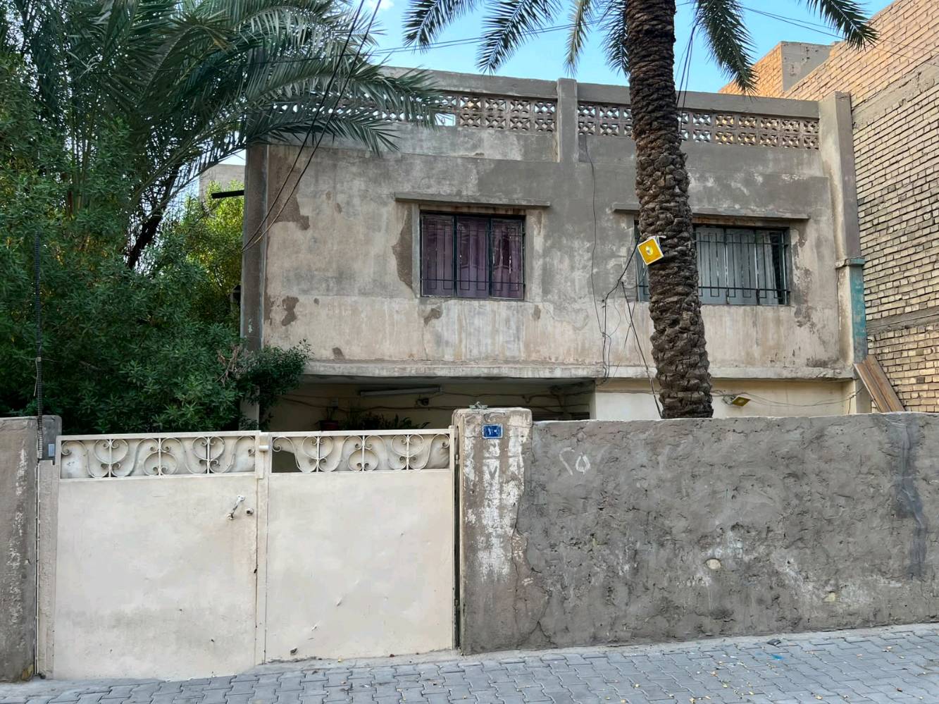🏡✨ للبيع بيت + حديقة وملحق – بغداد الجديدة ✨🏡
​📍 الموقع: بغداد الجديدة – شارع المسبح – قرب معهد المعلمات ومحطة الكهرباء(موقع مميز وكلشي متوفر وقريب علية) 
📐 مساحة البيت: 138.70 متر مربع
🏗️ التفاصيل: بناء السبعينات (طابقين)
🛌 محتويات البيت: 4 غرف نوم + هول + استقبال + مطبخ + صحيات
🌳 مميزات إضافية: حديقة تجاوز مساحتها أكثر من130.5 متر مربع ملاصقة للبيت مباشرة تحتوي على بيت مصغر (2 غرفة + مطبخ + صحيات) 🏠
💰 السعر: 400 مليون (وقابل للتفاوض) 🤝
📞 للتواصل والاستفسار: ***********