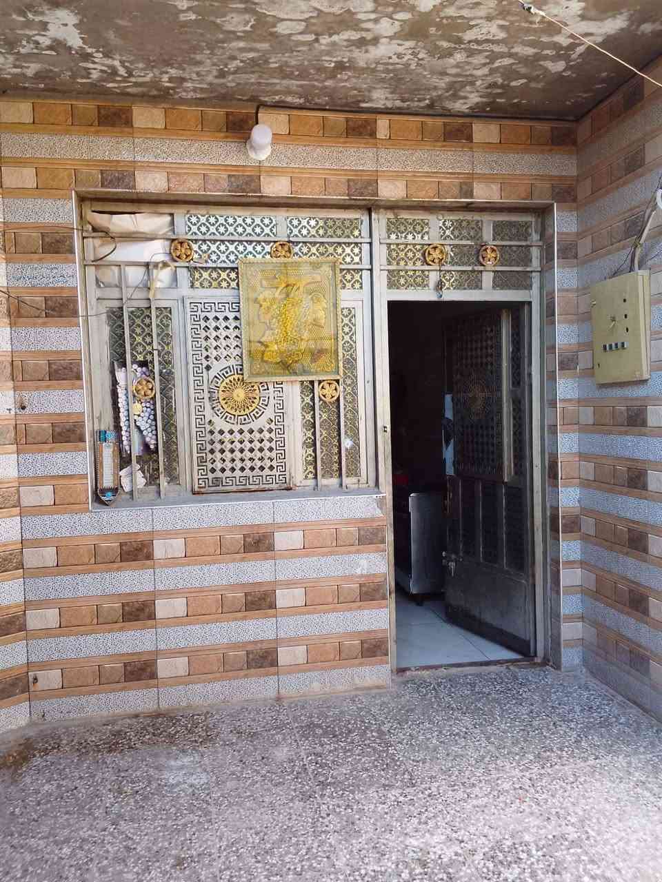 ---
*للبيع بيتي 🏠*

السلام عليكم 
عندي بيت للبيع مساحته *140م* بمكان هادئ وراقي وكل الخدمات متوفرة: تبليط، ماء، كهرباء، مدارس، وكلشي قريب.

*مواصفات البيت:*
- *طابقين*
- *6 غرف*
- *3 حمامات*

*الطابق الاول:* 
استقبال + مطبخ + هول + حمام داخلي + حمام خارجي + غرفتين

*الطابق الثاني:*
4 غرف + هول + حمام + سطحين  
_ملاحظة: بعد بيه شوية نقوصات_

*السعر: 150 مليون دينار*  
قابل للتفاوض

*للتواصل واتساب واتصال:* 
📞 ************* 
📞 *04715232754*

_اي استفسار اتصال وتساب_

---
