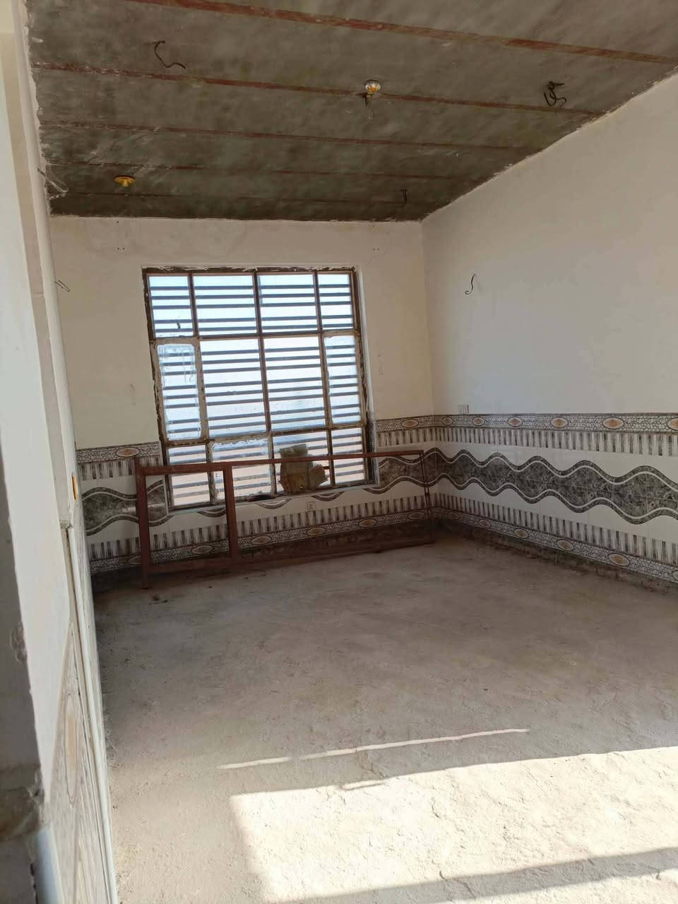بيت للبيع على طريق الكفل منطقة شيخ ثائر خلف مدرسه المدائن مباشره مساحه 900 متر طابو زراعي سند 25 بناء حديث ماكامل بي غرفتين وصاله وصحيات مثل ماموضح بالصور
السعر 45  الاستفسار الاتصال على الرقم مامتواجد على النت 
إلي مايحصلني على الخط اتصل على الواتساب
***********
