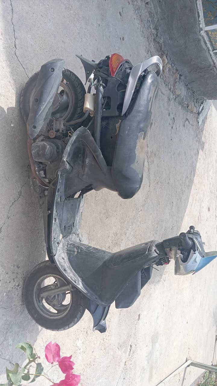 دراجه فراشه فحل للبيع الدراجه مبدل بس ولفات وبيها شلعه ومعدل تشك الكاع ماعيزه غير بس  كفرات وباتري السعر ٢٧٥ وبيها مجال قليل مكاني نجف مشخاب 
الشراي خاص او اتصل ***********

نص مكتوب في الصور:
- h❤pe
- h❤️pe
