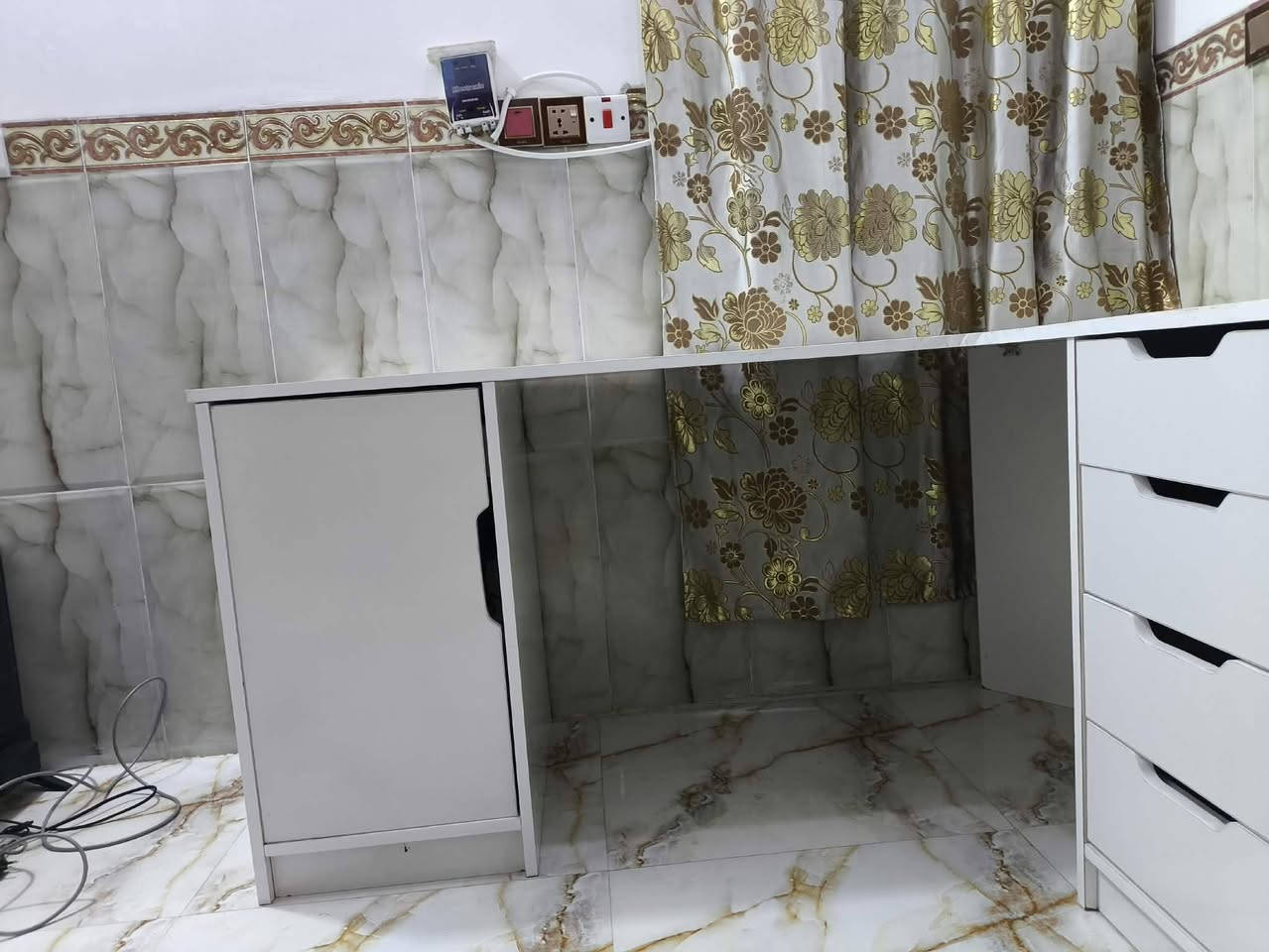 السلام عليكم ، من رخصة الادمن 

ميز زاوية للبيع تركي ابيض درجة اولى نظيف كلشي ما بيه يفيد جماعة التجميعات وحتى دراسة وكيمنك .
زاوية الجهة الطويلة طولها 160 cm  
الجهة القصيرة طولها 120 cm 
ارتفاعة 75 cm 
الميز نظيف مثل ما بالصورة و المجرات كلهن نظيفات و مابيهن شي 
مكاني ديالى الخالص ، اي استفسار على الخاص و هذا رقمي وبالخدمة . 
***********
السعر : 225 الف وبيه مجال بسيط
