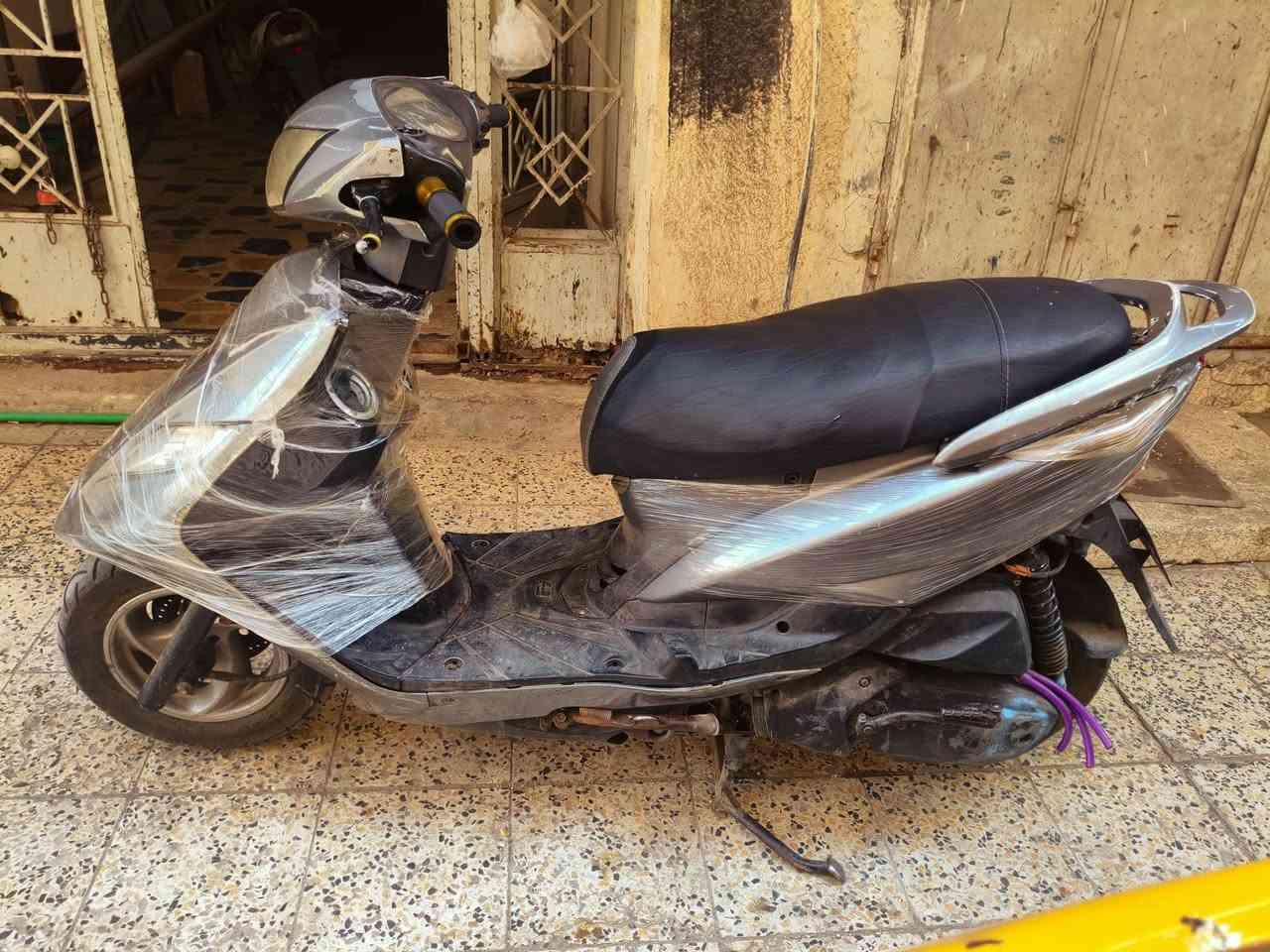 من رخصه الادمن( للبيع او مراوس بكير)
سلام عليكم دراجه ماكس ثعلب 140 دراجه مشتريها من واحد ماخذها من الرمبه دراجه ناعمه خرسه مكفوله كفاله عامه كفرات مختهم بيها مرايات ثنين عيوبها بس الكفرات شوي متضرره اريدها ب 600 وبيها مجال هوايه او مراوس بكير نضيفه موجود خاص بكل وقت رقمي *********** واتساب
