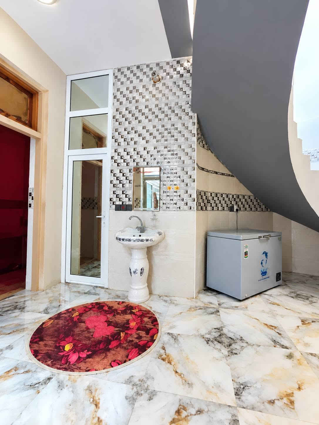 اللهم صل على محمد وآل محمد 
🏤 بيت للبيع 300 متر طابو زراعي سند 25 ركن على 3 شوارع عرض الشاعر امام البيت 8 متر  المعارة ثالث بيت عن التبليط خلف بيت ابو احمد كاظم عواد المقابيل الصيدليه كافة الخدمات ماء آبي بالباب كهرباء 3 فيز جيران درة من الله تفاصيل ...
بناء طابوك درجى اولى
السطح صب كونكريت مركزي
تأسيس ماء + كهرباء + مجاري درجى اولى   بيت يحتوي على
🏨 2 غرفتين / 5في4
🏨 استقبال /7 ونص في 5
🏨 صالة/ 4 في 9
🏨 مطبخ /7 ونص في 5
🏨 منور داخلي 1 ونص في 4
🏨 منور عالمطبخ 5 في 1
🏨 بيتونه عالكبر الصالة 9 في 4
🏨 صحيات خارجيه 1 ونص في 1 ونص
🏨 كراج سياره 4 ونص في 9
🏨 حديقه 🏝️🛣️5 ونص في 8 
🏨 البيت متعوب عليي عمل درجه اولئ مرتفع من الشارع للاستفسار الاتصال 
***********
  واتساب
