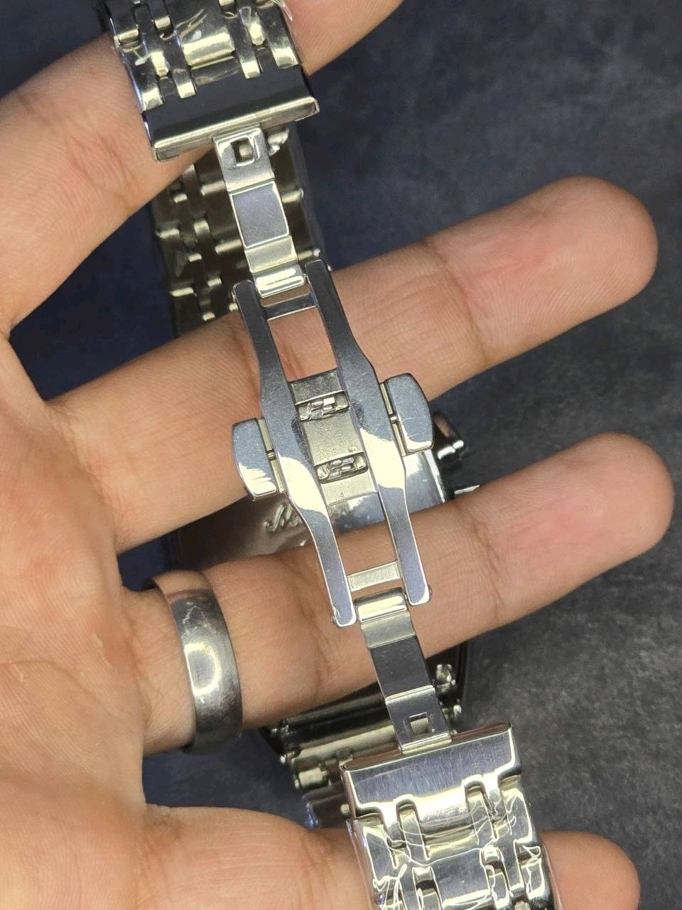 أعرض ساعة Franck Muller أصلية/ستايل فاخر، لونها أزرق مع سوار ستيل، شكلها مرتب وفخم وتناسب الاستخدام اليومي والمناسبات. الساعة مبينة بحالة زينة من الصور، والمينا واضح ويا تفاصيل مميزة، والكلبسات والسوار نظيفين. إذا مهتمين أكدر أرسل صور إضافية أو فيديو للتوضيح.