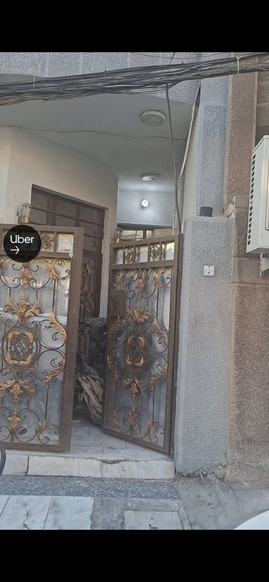 السلام عليكم بيت مساحة ٧٠ متر الواجهة ٥ والنزال ١٤ واقع حال بالسند ٥٠ متر بناء مسلح طابقين الطابق الاول استقبال وحولي مطبخ وحمام وغرفه نوم الطابق الثاني ٢ غرفتين نوم وحمام بناء جديد ماصار هوايه بأسمي مو دلال الحريه حي السلام شارع ٢٠ الاستفسار ***********@
