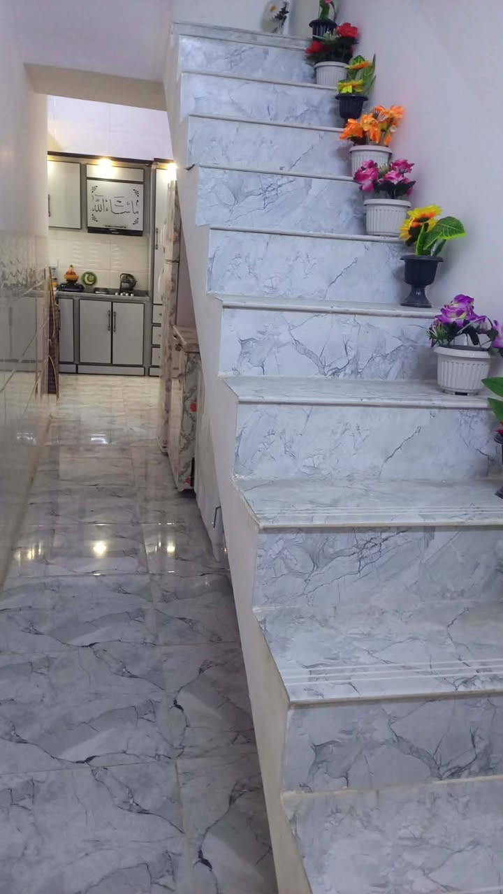 السلام عليكم بيت للبيع مساحه 100 متر العرض خمسه والطول 20 طاب ونص وصل بلديه باسمي ساعه مال كهرب باسمي زائدا مي مولده وطني حي الزيتون ***********
