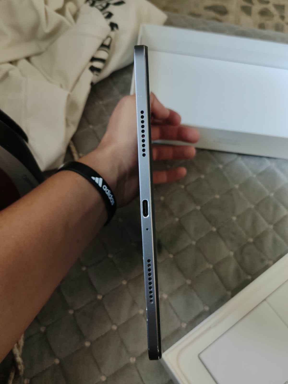 للبيع: Xiaomi Pad 6 (شاومي باد 6) 🔥
نظافة:90% واضح ب الصور 
تابلت ألمنيوم فخم، مثالي للدراسة والشغل والألعاب القوية.
الشاشة: 11 بوصة دقة خارقة 2.8K بتردد صاروخي 144Hz لسلاسة تامة.
المعالج: Snapdragon 870 قوي ومستقر بالألعاب والتطبيقات الثقيلة.
الصوت: 4 سماعات ستيريو محيطية بتقنية Dolby Atmos.
البطارية: ضخمة 8840 mAh تدعم الشحن السريع 33W.
الكاميرات: خلفية 13MP (تصوير 4K) + أمامية 8MP للمحاضرات والمكالمات.
يدعم القلم والكيبورد المغناطيسي.
الذاكرة: [256] | الرام: [6GB ]
الحالة: [مستعمل قمة بالنظافة / كالجديد]
الملحقات: [الكرتون، وكفر شفاف،وكفر دفاري الشاحن الأصلي...]
السعر: [355] وبي مجال بسيط 
الموقع: [مكان التواجد / يتوفر توصيل]
📞 للتواصل: [*********** أو الخاص] بغداد, العراق
