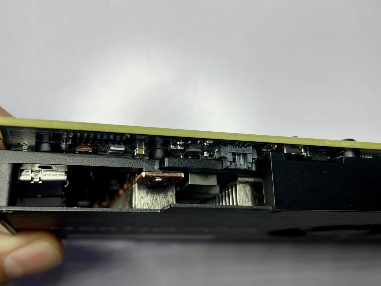 بحالة الجديد مع ضمان عمل كرت شاشة MXRT 6700 8GB vram  من شركة باركو البلغارية (مخصص لاجهزة الفحص الطبي وليس للألعاب) مثل CT SCAN / X-RAY / MRI به 4 منافذ DP فقط لكل منفذ يخرج دقة 4k السعر ٢٠٠ الف موقعي بغداد حي الجامعة الرقم للاستفسار ***********
