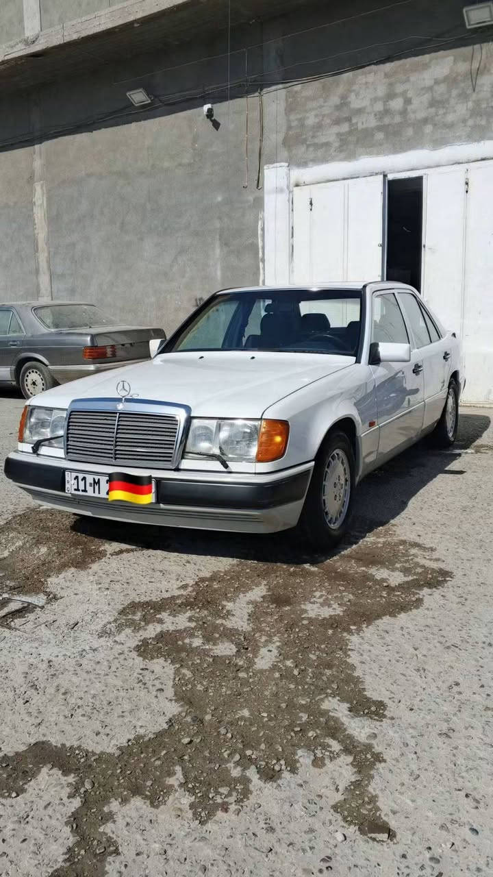 بـسـم الله ماشاء الله 🧿
مرسيدس دب E300
موديل:1992✨
مواصفات:
صاج مشطب ملكي 🪬
كشنات تدفئه 
جامات اماميه كهرباء خلفيه جوبي 
داخل مخمل حبري 
دبل مروحه ✨
اريل كهرباء 
سلايت طگتين 
تبريد ثلج 🌬️
كشنات كهرباء 
هواي مواصفات بيها بعد 

ملاحظه: سياره بلاديه بدون صبغ جديده تخبل 
كفاله عامه 🤍
رقم الهاتف:***********
سعر:95$ وبيها مجال للطيبين ❤️ مكانها : بغداد
