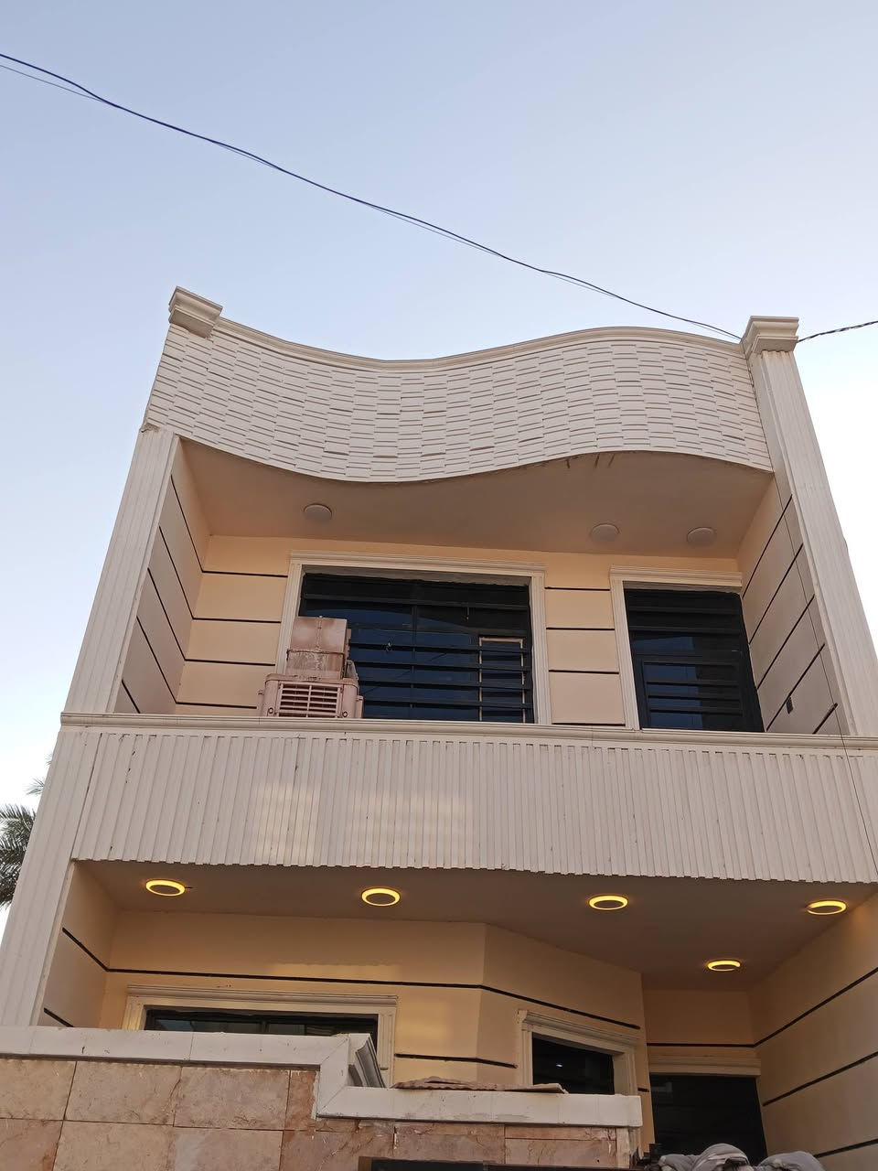 سلام عليكم يوجد بيت للبيع مساحه 100 متر يحتوي على 2غرف نوم واستقبال ومطبخ وصحيات طابو زراعي سند25 العنوان بغداد الراشديه 7نيسان الاتصال على الرقم *********** السعر 75 وبي مجال
