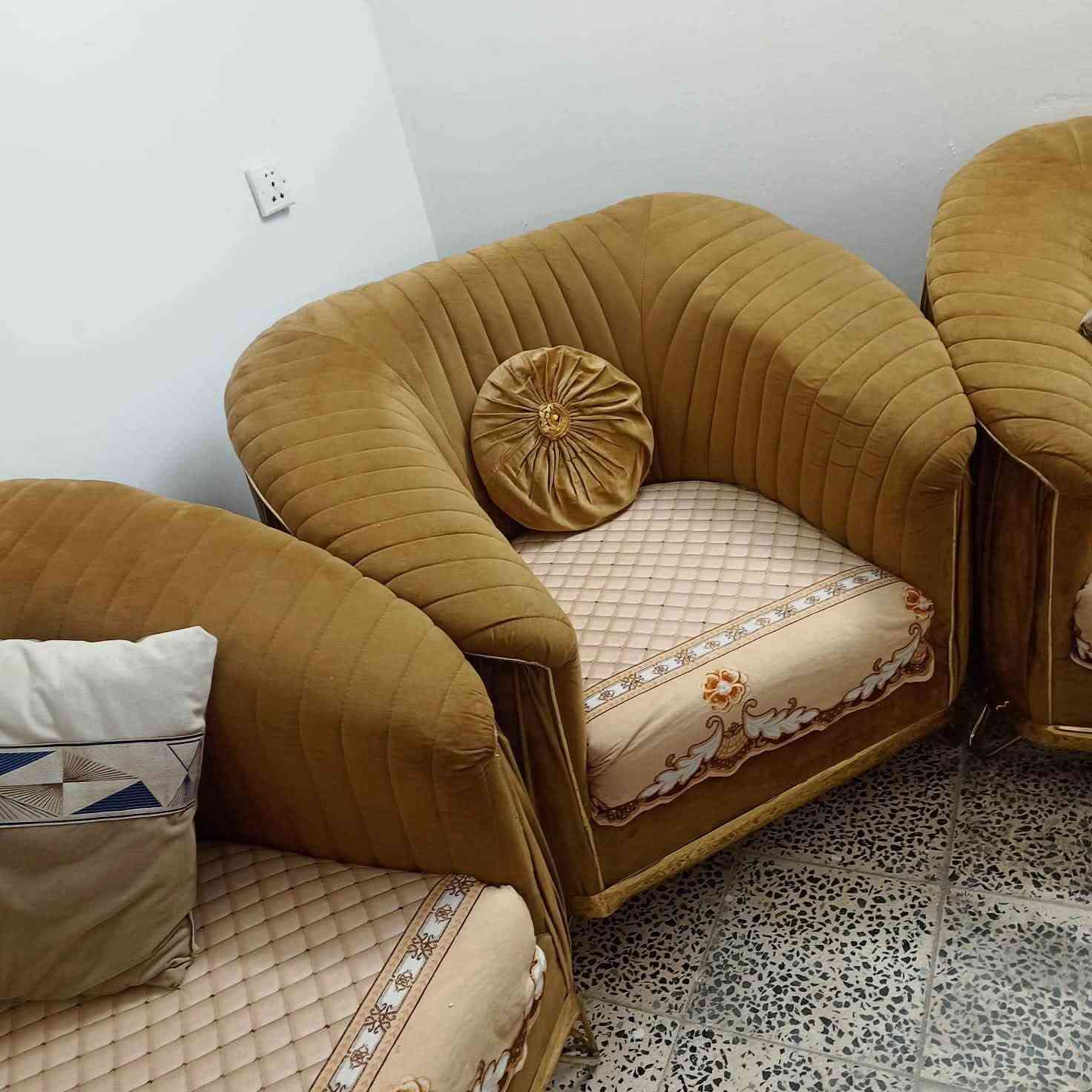 مرحبا تخم عشر مقاعد لبيع وميز بلازمه وسطيه السعر ٦٠٠ بي مجال  ***********
