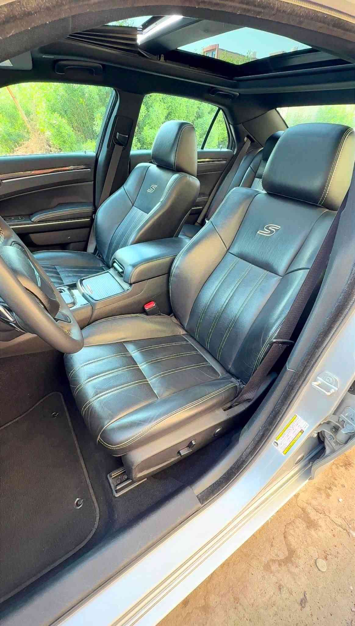 سلام عليكم
كرايسلر 300s مديل 2023 لاست كول 
 تو ويل رقم اربيل 
مكينه 6 سلندر 3600
السياره كلش نضيفة وماشيه 71 الف ميل
فول مواصفات بنوراما
حساسات امامي وخلفي
رادار جانبي نقطة عمياء 
كشنات جلد حظن 
حادث كلش خفيف وسطحي 
 ربع جاملغ وشويه من البنيد
بدون دواخل راديترات اصليه 
مكان السيارة النجف
للاستفسار اتصل على الرقم او تراسلني وتساب 
***********
