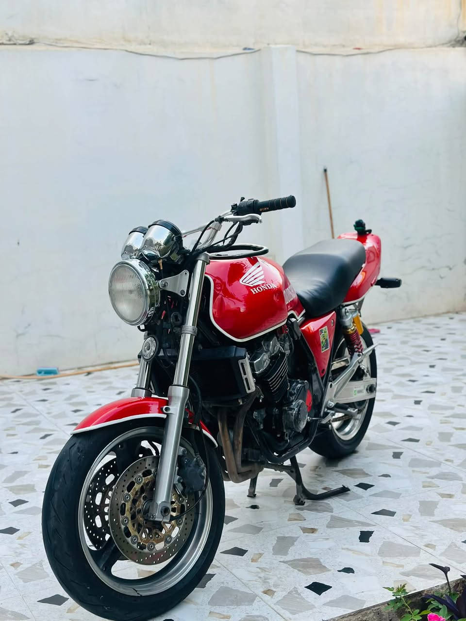 سلام عليكم CB400 للبيع او مراوس شعندك اريد
قبل كلشي مكينه مفتوح كور فقط
عليها وياله كروم 
 كهربائيات شغاله 
  مكينه خرسه
 تخم تاير جلاتين 
دسكات بريك امامي خلفي جديد شاده 
السعر خاص او راسلني واتساب*********** 
مكاني كركوك حي واسطي
