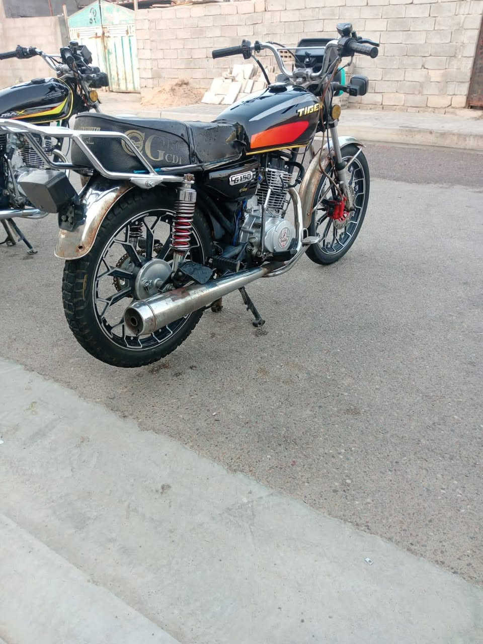 سلام عليكم دراجات عدد 3 اقره المنشور حته لا تكلي شبيهه ما بيهه
الورديه موديل 25 كفاله من البرغي سعرهه 675 بيهه مجال 
السوره ام الصينيه مال زنجيل كفاله عامه تجي وتشوف بعينك سعرهه 650 موديل 24 بيهه مجال 
او الثالثه السوده سعرهه 600 بيهه مجال دراجات كلهن نضافه كهربائيات كلهه شغاله من الاشاره للاشاره مو شراي اعبر المنشور بياع شراي اعبر المنشور الشراي تريد تجي خاص تريد تجي واتساب بليعجبك دراجات اوراق كامله 
*********** بي واتساب 
*********** فقط اتصال
