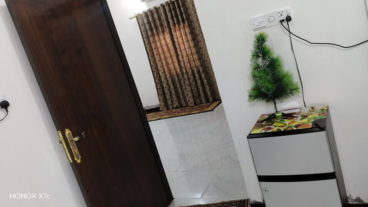 السلام عليكم هاذ  البيت تفاصيله ١٥٠ متر واجها ١٠ ونزال ١٥عقد زراعي بتنومه نهر حسن شارع البراجعه واله مدخل ثاني من شارع الفوك مقابيل محطة عين البصره الخضره الجديده البيت كله سيراميك بس الطارمه عوزها لبخ وسيراميك مالها موجود بس يجي ويشتغل غرفتين ومطبخ وصاله وصحيات مشترك غرفه 5/5 وثانيه 4/4 المطبخ 5/4.5 وصاله 6/5 وبي منور ورا البيت طوله ١٠ ولعرض مترين سكفه سندويج 26 قفل  ***********
