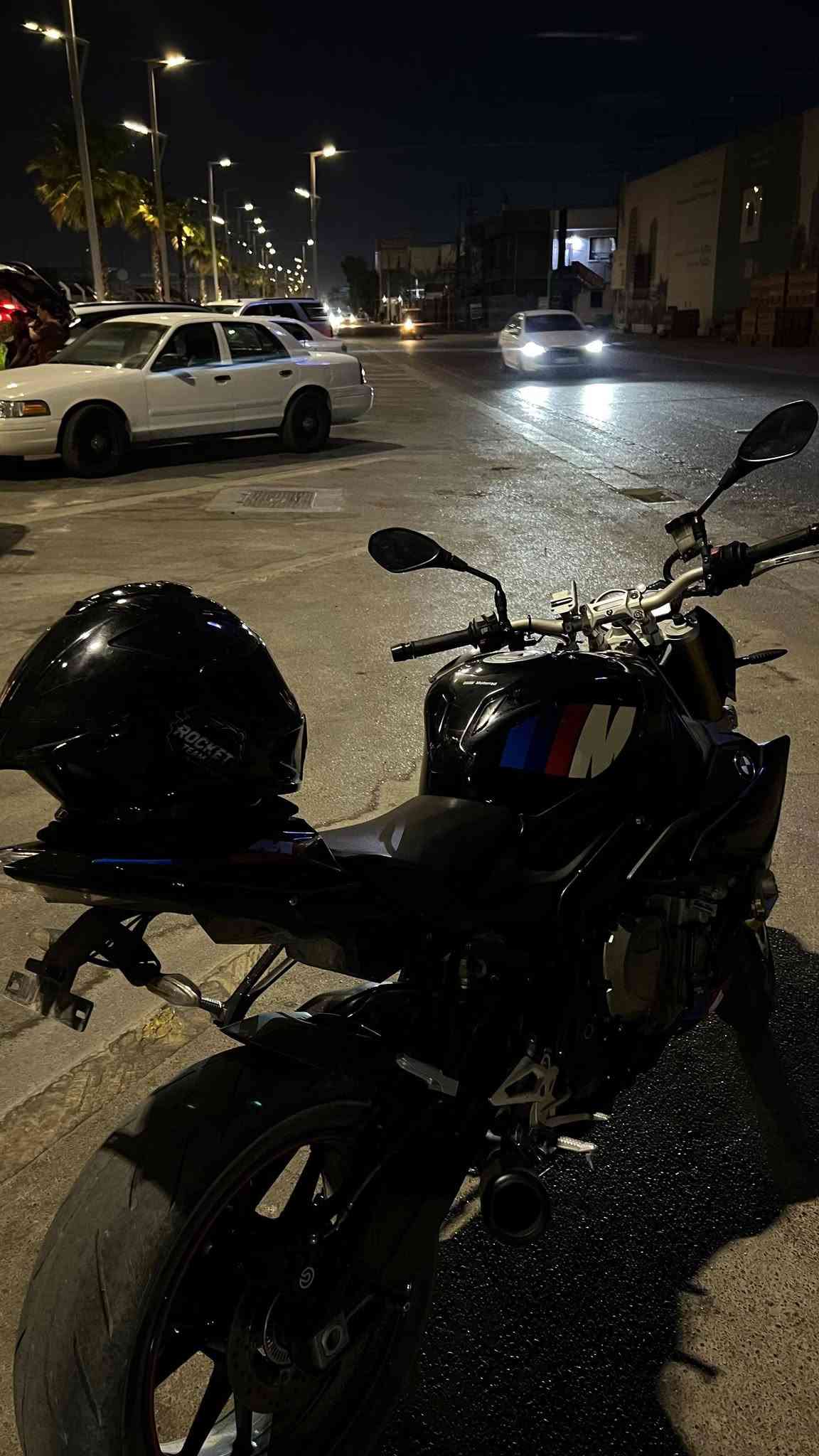 السلام عليكم شباب للبيع BMW R1000 الدراجه موديل 2019 ماشيه 18 الف دخول جديد الدراجه كارتون ما ناقصها برغي واحد وبعد معروف ال BMW الدراجه أربع مودات قياده وتدفئه بل يدات واي بي إس ومثبت سرعه ومانع انزلاق والدراجه شرط حت البراغي الي بيها مختومات بي ام دبليو عليها كوك شفتر (يعني تنمر بدون كلج وتبيت بدون كلج) عليها هدرز SC والهدرز الكاتم موجود وياها  وعليها ذيل مال M الدراجه ما ناقصها برغي واحد جيب وياك الف فيتر وافحص بيها جاملغ وواقيه زنجيل وبجم كاربون تغطيس والدراجه مغلفه بل كامل BBF يعني انسى شي اسمه شخط اخوان مكاني بغداد الغزالية والدراجه معروضة ب ($73 ) وبيها مجال شي قليل كلش اخوان الدراجه بسعر 17 الشراي تعال خاص او اتصل *********** اتصال واتس اب
*********** واتس اب فقط 
السلام عليكم شباب للبيع BMW R1000 الدراجه موديل 2019 ماشيه 18 الف دخول جديد الدراجه كارتون ما ناقصها برغي واحد وبعد معروف ال BMW الدراجه أربع مودات قياده وتدفئه بل يدات واي بي إس ومثبت سرعه ومانع انزلاق والدراجه شرط حت البراغي الي بيها مختومات بي ام دبليو عليها كوك شفتر (يعني تنمر بدون كلج وتبيت بدون كلج) عليها هدرز SC والهدرز الكاتم موجود وياها  وعليها ذيل مال M الدراجه ما ناقصها برغي واحد جيب وياك الف فيتر وافحص بيها جاملغ وواقيه زنجيل وبجم كاربون تغطيس والدراجه مغلفه بل كامل BBF يعني انسى شي اسمه شخط اخوان مكاني بغداد الغزالية والدراجه معروضة ب ($73 ) وبيها مجال شي قليل كلش اخوان الدراجه بسعر 17 الشراي تعال خاص او اتصل *********** اتصال واتس اب

نص مكتوب في الصور:
- قص