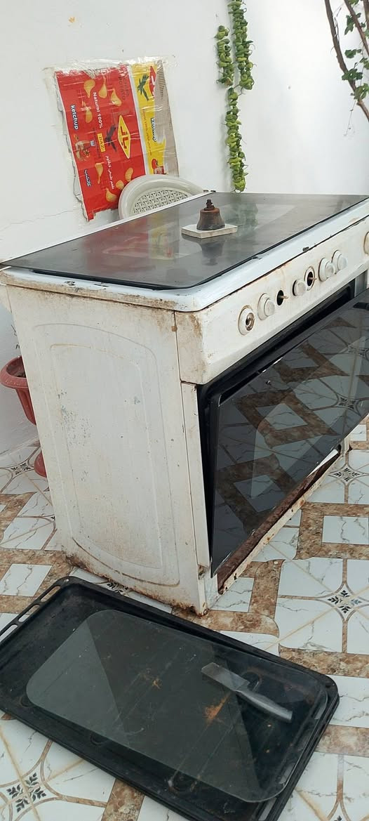 السلام عليكم 
طباخ للبيع شغال عينين بس عايزو ترتيب السعر 50 وبي مجال /رقم التواصل ***********
