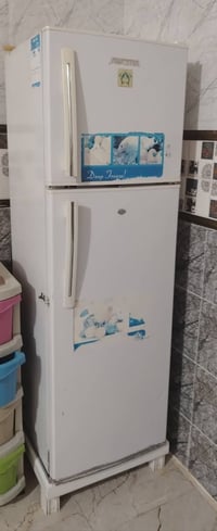 للبيع  ثلاجه شغاله ثلج شرط السعر 160 وبيها مجال اتصل 07855435926