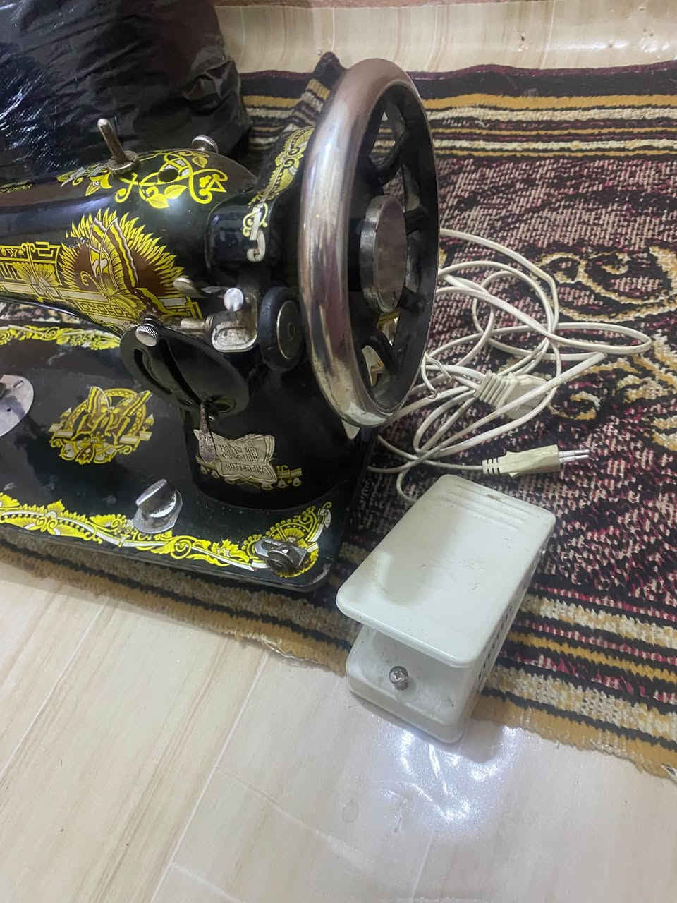 سلام عليكم مكينة فراشة نظيفة جداً استخدام قليل للبيع بيها نقص بس المكان الي تدخل منة عجلة الدوس ب2000 دينار يسونها سعرها 75 الف مكاني بصرة زبير تواصل خاص او ***********
