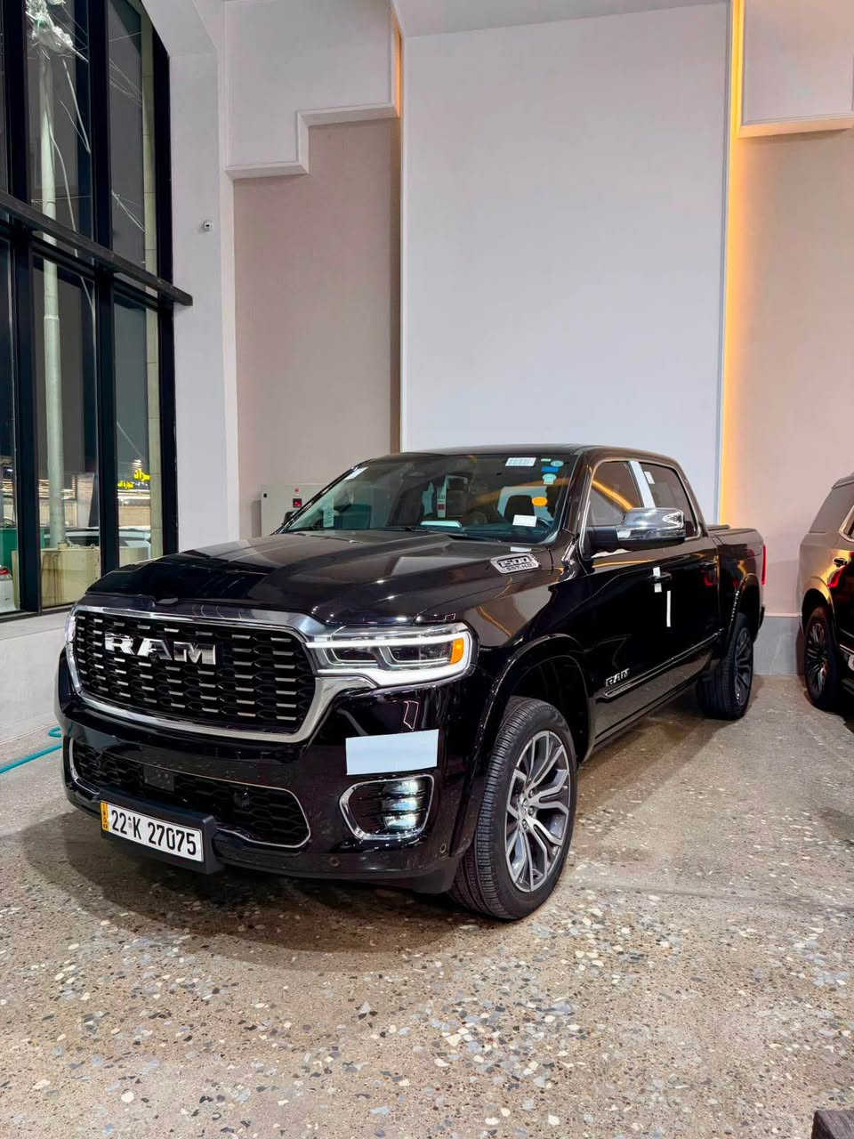 للبيع RAM 1500 TUNGSTEN 2025 - فل مواصفات
ماشية 12 الف فقط 🔥
خليجي وكاله هارلم

وحش الشارع، انظف واعلى فئة بالرام، تجي فوك الـ Longhorn و الـ Limited

المواصفات:
المحرك الجديد Hurricane 3.0L توين تيربو High Output 
540 حصان - 521 LB تورك - اقوى من الـ HEMI القديم
كير 8 نمر + دفع رباعي 4x4 اوتو + دبلات هوائية يصعد وينزل
شكمان رياضي دوال + غطاء صندوق كهربائي
داخل TUNGSTEN - ما يتقارن:
جلد فاخر لون ازرق ملكي مع تطريز الماسي
مقاعد كهرباء / تدفئة / تبريد / مساج 24 حركة
3 شاشات: 14.5 انج وسط + 10.25 انج للراكب + 12 انج عدادات + Head Up Display
سماعات Klipsch الاصلية 23 سماعة
بانوراما + مراية ديجتال + شاحن وايرلس
ويل 22 انج الماسي الاصلي
امان فول:
رادار Adaptive Cruise + حافظ مسار Active Lane
360 كاميرا + اوتو بارك يصفط وحده
نقطة عمياء + بريك اوتو + قراءة علامات

التفاصيل:
اللون: اسود ملكي تغليف بلكامل PPF
الموديل: 2025
الماشية: 12 الف
الرقم: اربيل  - تحويل مباشر
الحالة: بدون صبغ  فقط pdr بقبق الجنطة كد شبر
المكان: بغداد
السعر:  اكتب تم
رقم الهاتف *********** بغداد, العراق
