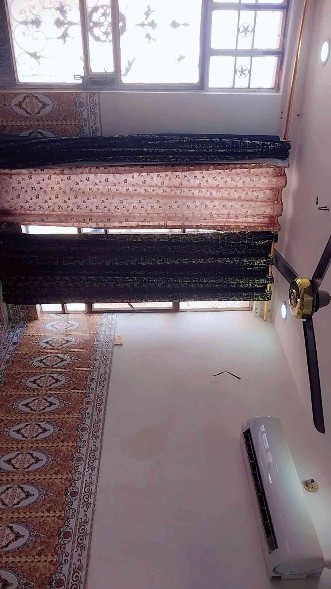 السلام عليكم بيت البيع المساحه 230 البناء 115 والباقي مسيجه من ضمن البيت بيه غرفه بلخير واي البيت والباقي حديقه بصف صيطره شارع الملعب اول خط بناء بلوك صب عد غرفه واحده سندويج من ضمن البيت عوزه بس بيتونه كامل كاشي عراقي درجه اول  قمريه الحوش مالته كله جاهز  سراميك امي كهرباء خطين المنطقه مخدومه كامله جوارينه والله ناس طيبه كلش السعر 35 وبيه مجال  ***********
