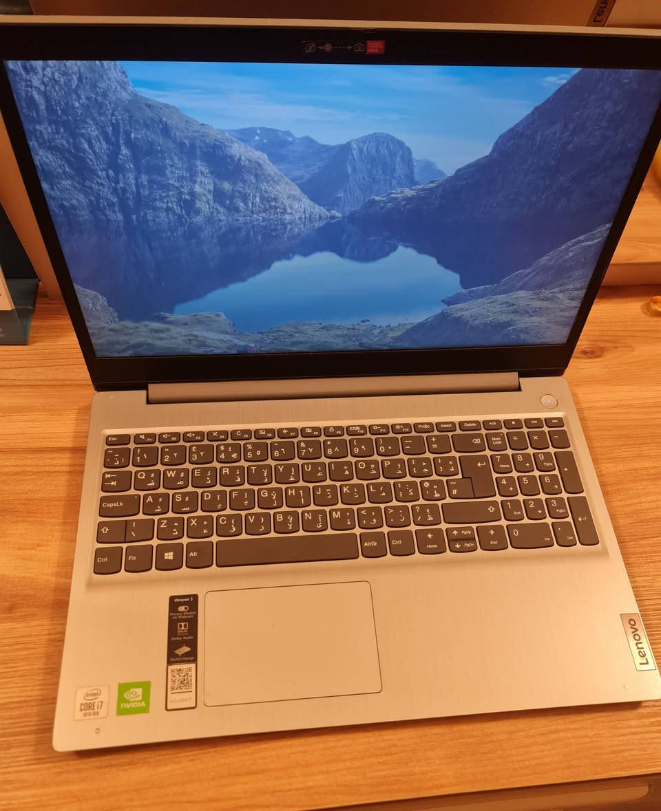 لابتوب لينوفو (Lenovo) فئة سوبر سليم بحالة نظيفة ومواصفات قوية تناسب التصميم الخفيف، الدراسة، والبرامج اليومية.
لابتوب لينوفو (Lenovo) فئة سوبر سليم بحالة نظيفة ومواصفات قوية تناسب التصميم الخفيف، الدراسة، والبرامج اليومية.
​🔹 المواصفات الأساسية:
​المعالج: Intel Core i7-10510U (الجيل العاشر سريع وعملي).
​الذاكرة العشوائية (RAM): 8 جيجابايت.
​كرت الشاشة (GPU): مزدوج (NVIDIA GeForce MX330 بسعة 2 جيجابايت + كرت مدمج Intel UHD).(كرت شاشه داخلي و خارجي/قابل للتطوير ) 
​التخزين: مساحة واسعة تقريباً 1 تيرابايت.
​الشاشة: 15.6 بوصة بدقة عالية الوضوح (FHD).
السعر . 450/ ***********
