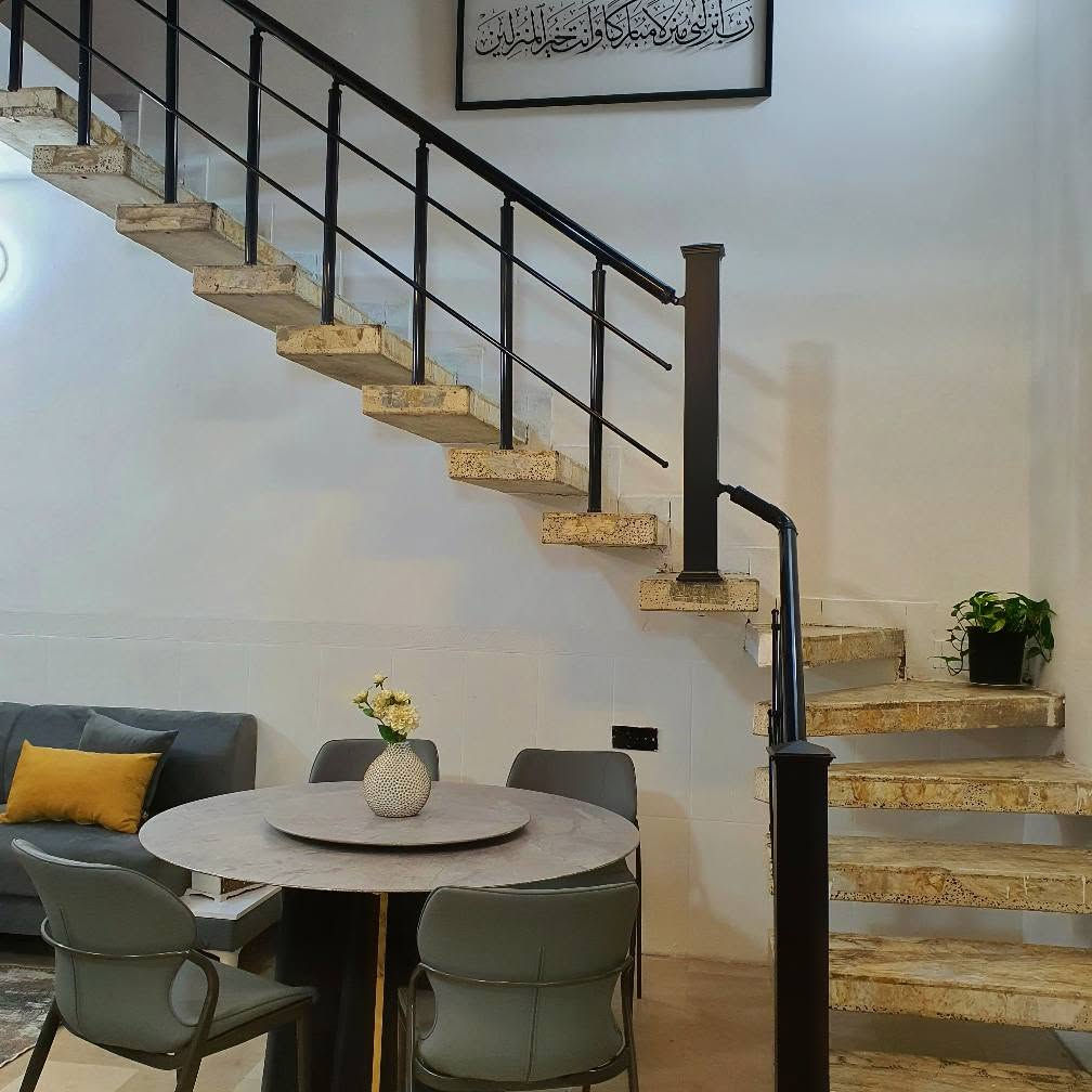 🔶 دار للبيع ملك صرف، مساحة 150m — حي العامرية 📍
دار طابقين بناء حديث للبيع يقع على شارع عريض جداً وبسعر مناسب.

- المساحة الكلية: 150m
- الواجهة 7m ونصف

( طابقين )
• يحتوي الطابق الأول على: غرفه + صاله + استقبال + مطبخ + مغاسل + كراج سياره

• يحتوي الطابق الثاني على: 3 غرف نوم + مغاسل 

🔸لمعرفة الــسـعـر يرجى التعـليـق برقم (1)  🔻
للتواصل والاستفسار يرجى الاتصال على الرقمين 
*********** ➦
*********** ➦ بغداد, العراق

نص مكتوب في الصور:
- call us: *********** *********** كيرات
- call us: *********** *********** كرات
- Meta AI