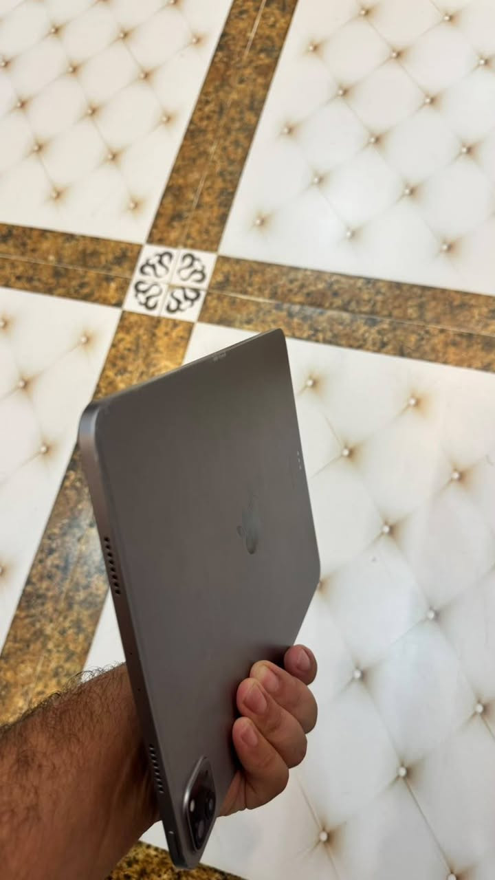 ايباد m2 pro الجيل الرابع حجم 11 inch صحة البطارية 84 فحصتها بالحاسبة للتاكد نسخة الشرق الاوسط ذاكرة 128 لون رصاصي مكفول من التصليح والتبديل ومن اي تلاعب فقط بي عوج بالشاصي موضح بالصور السعر 600 وبي مجال مكاني ديوانية ***********

نص مكتوب في الصور:
- ٩:٠٤
- الإثنين، ٢٨ أيلول
- ١٧ ربيع الآخر، ١٤٤٨ هـ.