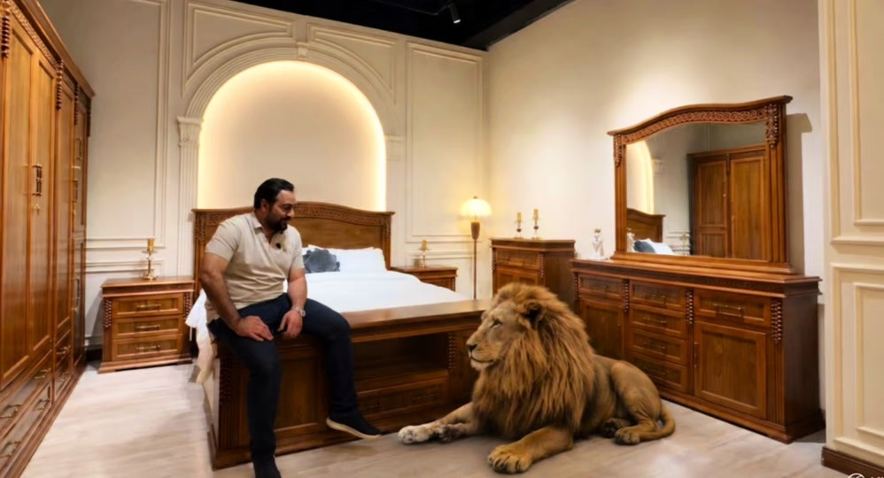موديل أسد بابل  السعر 7 ملايين ونص فقط من افخم موديلات الدرجة الفاخرة  غرفة 6 ابواب طابقين ملحق  قوية بمعنى الكلمة ومختلفة جداً اكثر عمل هاي الغرفة هو عمل ونجارة يدويا  كلها خشب زان ثقيل وخشب چام وصاج الصبغ كليرمات مطفي لون بندقي نرمادا شريطية المانية  ما اعرف شنو اكتب بعد بس ادخلو وشوفو المواصفات  ارتفاع الكنتور 253سم عرض الكنتور 365سم عرض زاوية الملابس 130سم يعني الكنتور وزاوية الملابس ضلع كامل 495سم السعر 7 ملايين ونص فقط شركة الأفراح للأثاث العراقي  البيع بالنقد وبالأقساط ‏ غرفة نوم- اطقم قنفات - مفروشات - اخشاب تصنيع الأثاث  ‏العنوان محافظة واسط قضاء العزيزية قرب كراج بغداد مقابل مقهى حوران ‏التوصيل والشد مجاني إلى جميع محافظات العراق ‏خدمة استبدال الغرف العراقية القديمة بغرفة جديدة مع الاتفاق على الفرق ‏ خدمات ما بعد البيع لمدة سنة مجانية  *********** *********** *********** ***********  *********** *********** #اثاث #غرف #غرفة_نوم #نجارة #فخامة 
