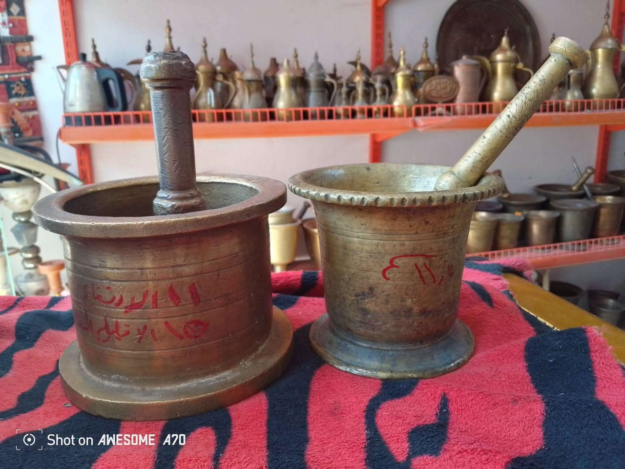 السلام عليكم جميعا اخوان هاونات عدد ٢اثنين 
قياس ١١ونص يمك قطر ١٥سم والآخر ١٣ ونص سم بغداديات مخطط تحف فنيه قديم 
         السعر ١١٠ الف

نص مكتوب في الصور:
- Shot on AWESOME A70