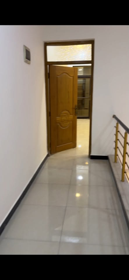 السلام عليكم 
دار للايجار العطيفيه الثانيه محله ٤٠٩ زقاق ٣ بالقرب من مولده قيصر 
دار حديث للإيجار وجاهز للسكن  حسب الصور الموضحه • 
علما يحتوي البيت على تأسيسات داخلية مخفية لأنابيب التبريد (السبالت) في الغرف
مجهز بتمديدات مسبقة لمنظومة كاميرات 
لوحات ومفاتيح تشغيل حديثة
يحتوي طابق ارضي صاله كبيره ومطبخ وحولي وغرفه نوم وحمام 
طابق ٢ يحتوي على غرفه نوم كبيره وحولي وحمام 
للاستفسار  مع صاحب الدار علما انه غير متواجد على الفيس 
***********
